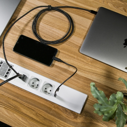 FLAT PLUS se 2 zásuvkami, 1 modulkem, řídícím systémem a integrovaným USB-C/A nabíjením