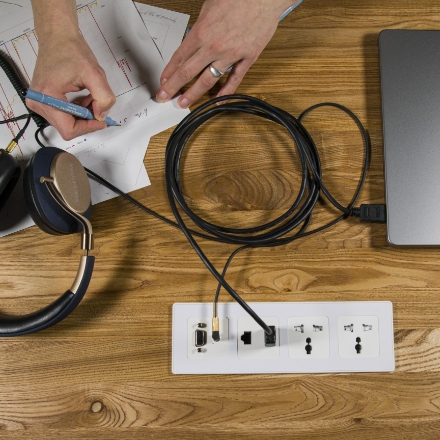 FLAT LITE se 2 zásuvkami ve standardu UNIVERSAL and 2 modulky